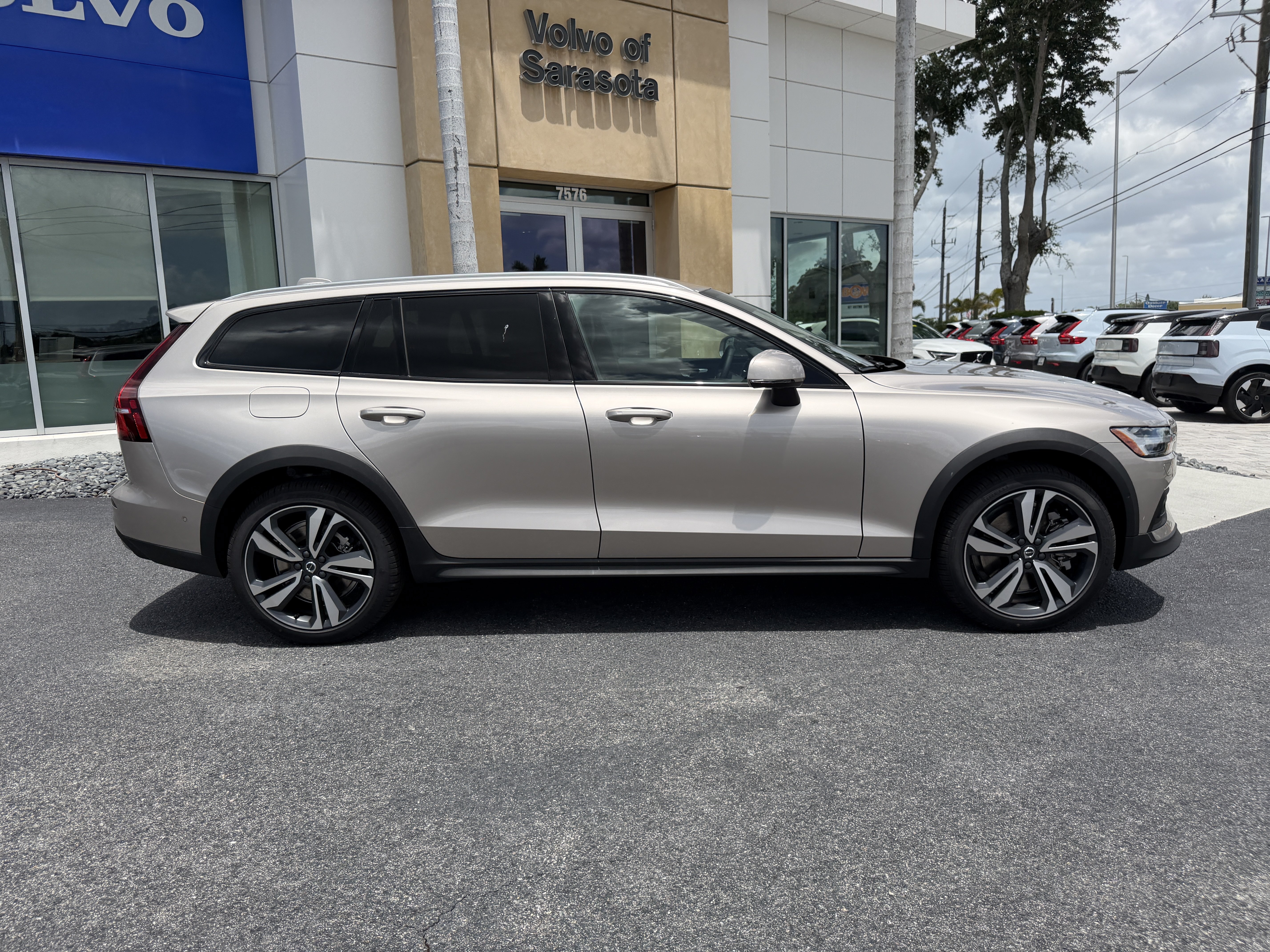 New 2026 Volvo V60 B5 Cross Country Plus w/ Protection Package Premier AWD/4WD image 2