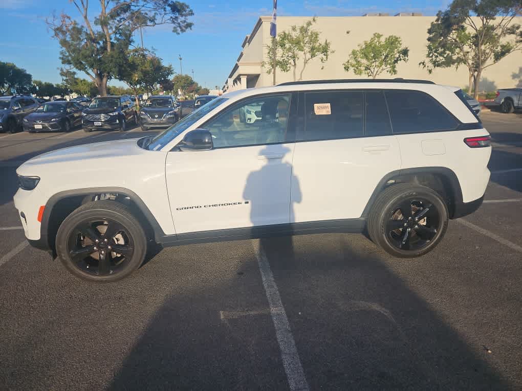 Used 2023 Jeep Grand Cherokee Altitude AWD/4WD image 4