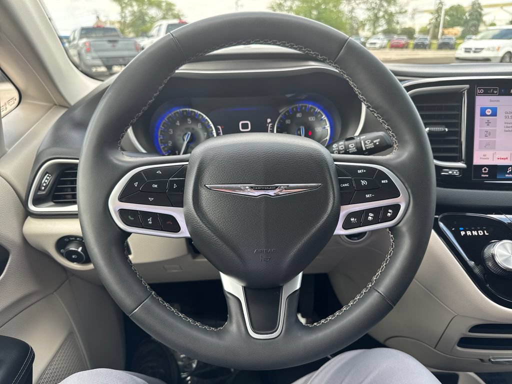 Certified 2023 Chrysler Pacifica Touring-L FWD image 18
