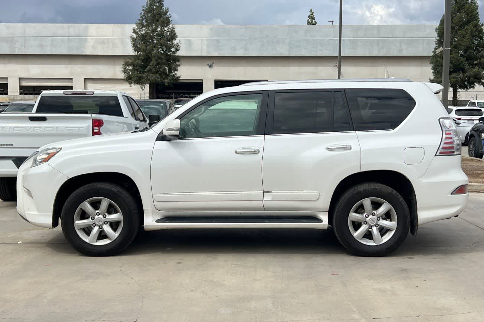 Used 2017 Lexus GX 460 w/ Navigation Package image 6