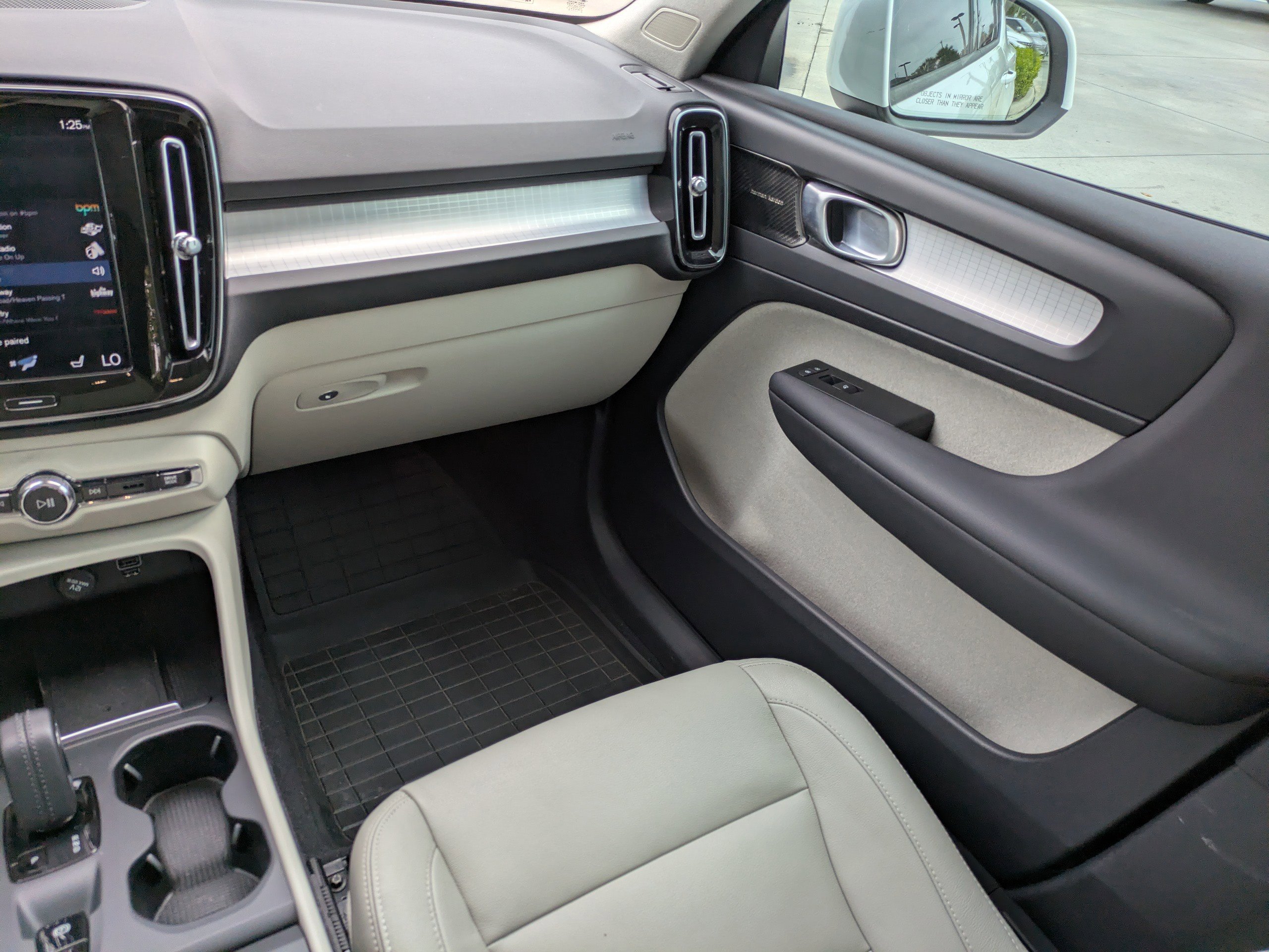 Used 2021 Volvo XC40 T5 Momentum w/ Premium Package image 13