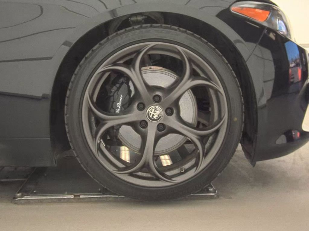 Used 2023 Alfa Romeo Giulia Estrema image 6