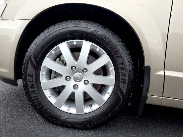 Used 2014 Chrysler Town & Country Touring FWD image 8
