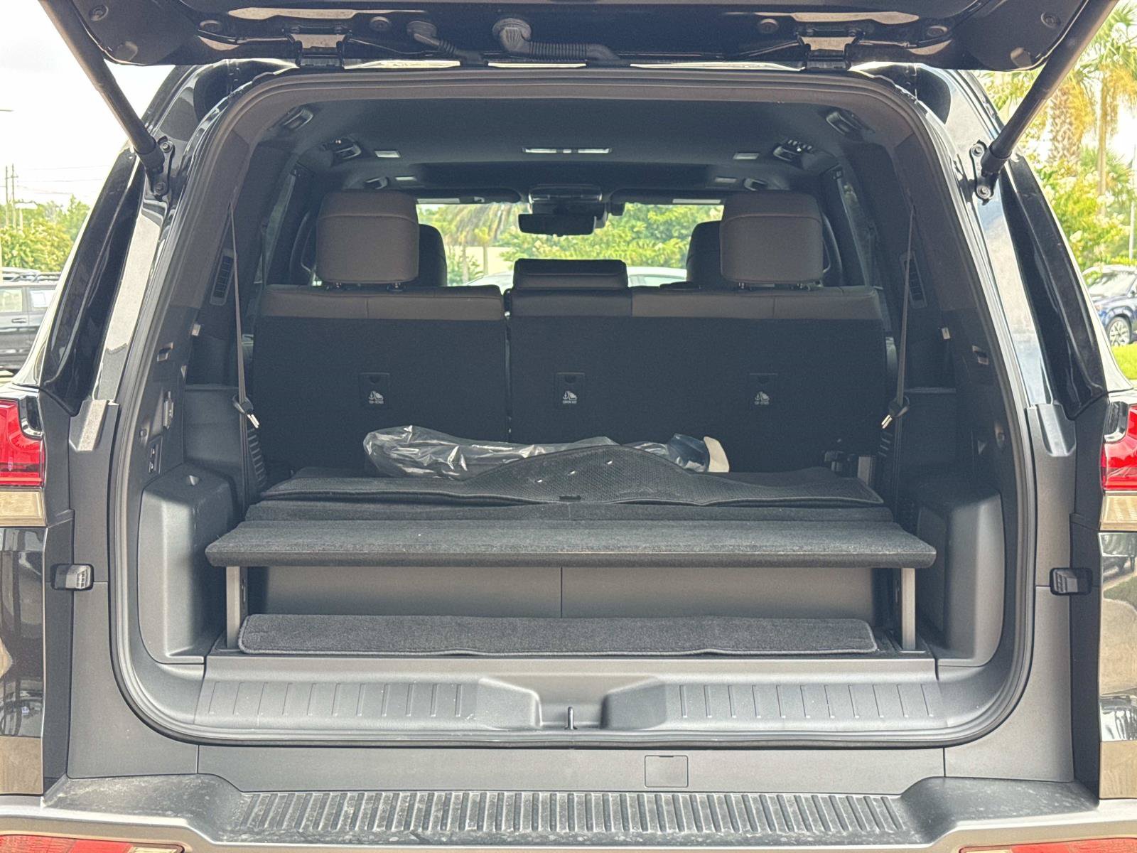 Certified 2025 Lexus LX 700h Overtrail w/ Accessory Package (Z1) AWD/4WD image 13