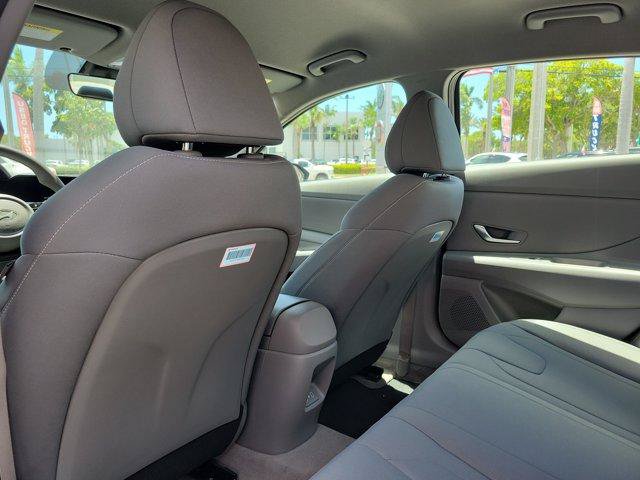 Used 2024 Hyundai Elantra Blue FWD image 15