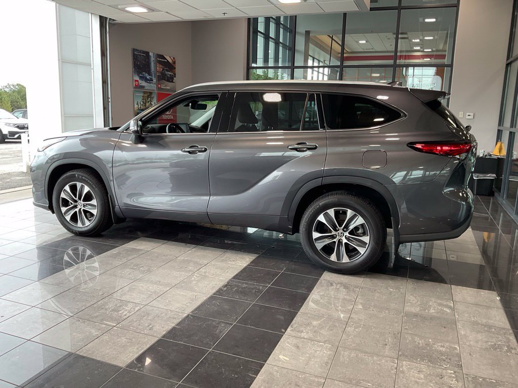 Used 2022 Toyota Highlander XLE AWD/4WD image 4