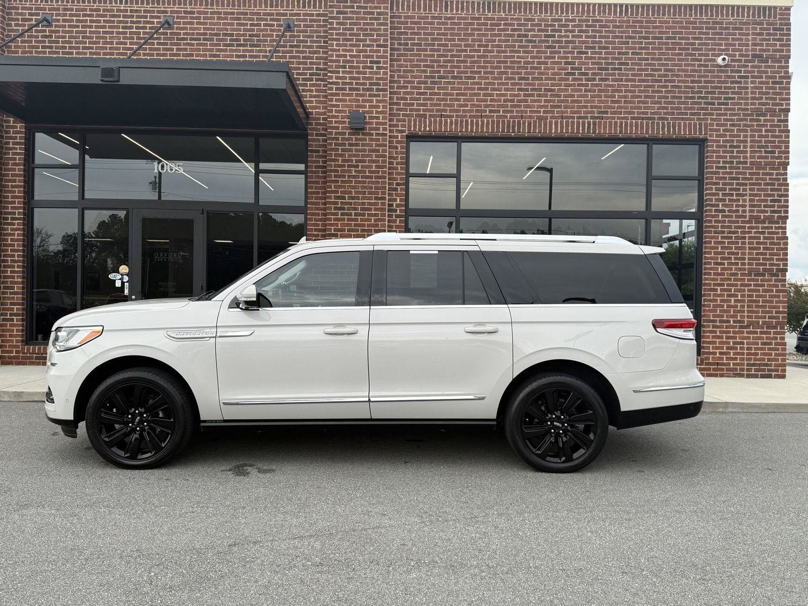 Used 2022 Lincoln Navigator L Reserve RWD image 3