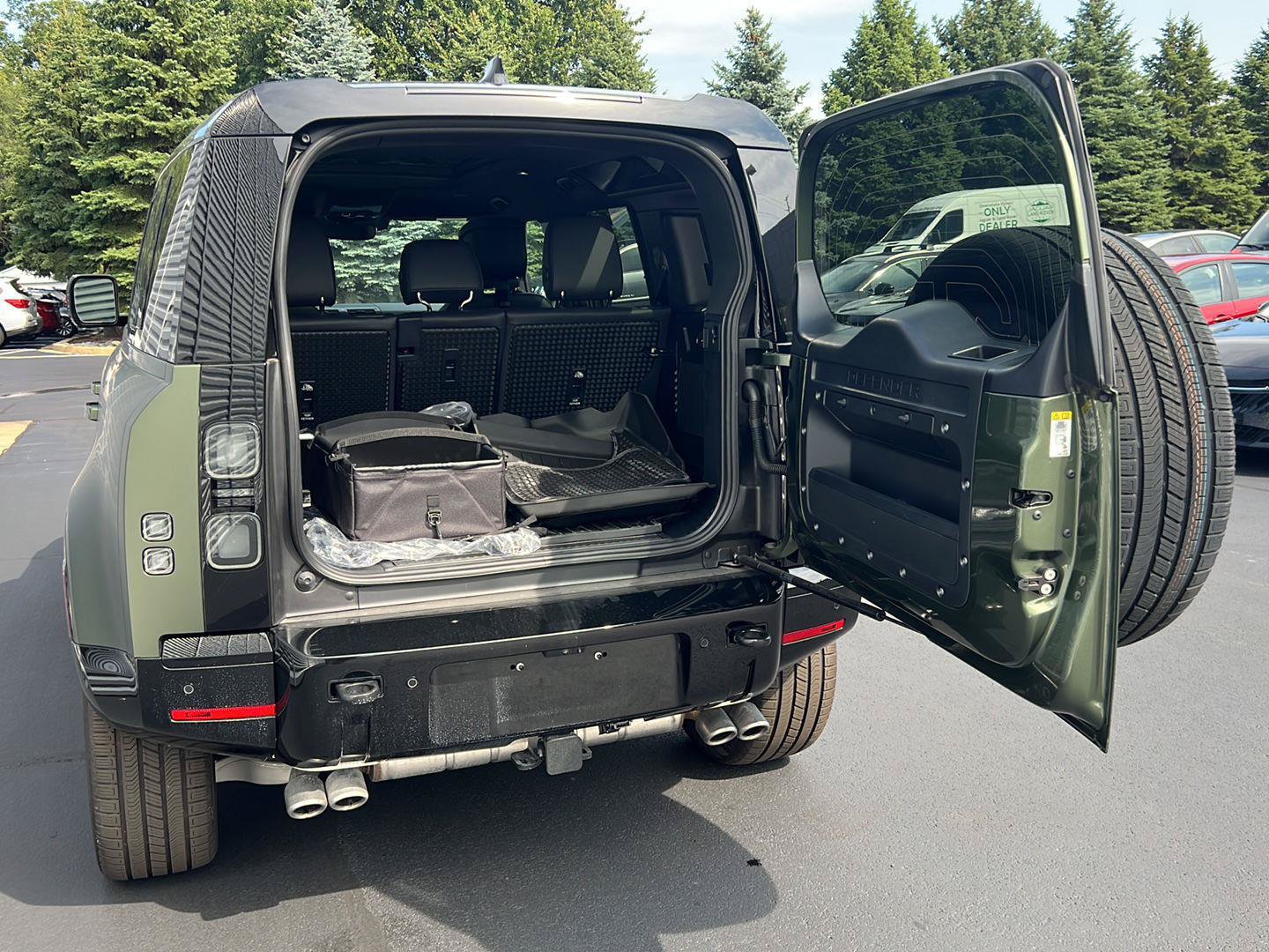 New 2026 Land Rover Defender 110 X-Dynamic SE AWD/4WD image 30