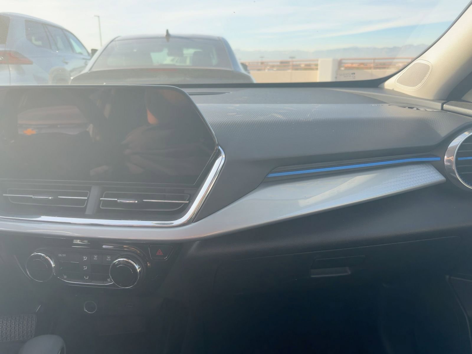 Used 2025 Chevrolet Trax LT w/ LT Convenience Package image 8