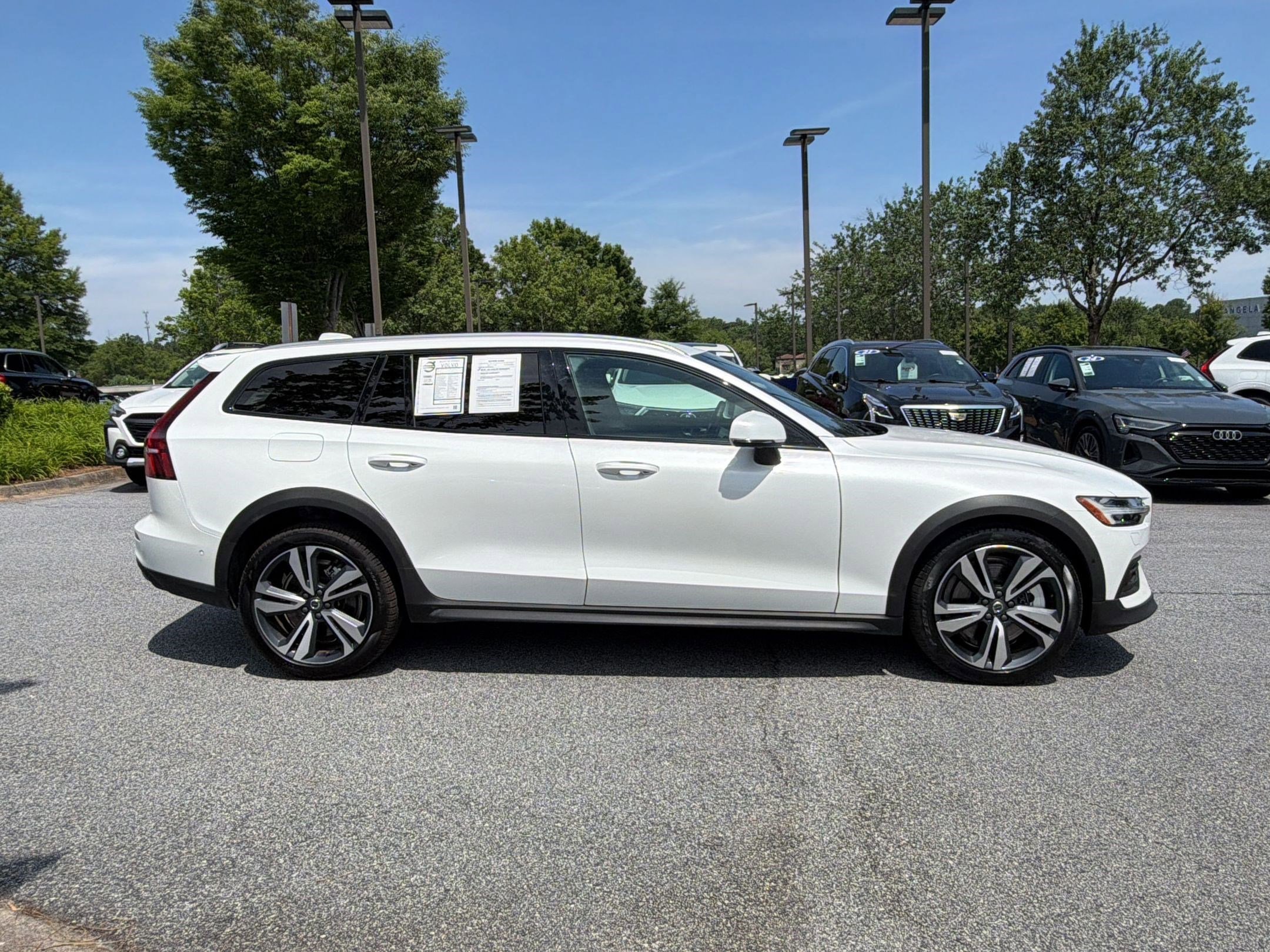 Used 2025 Volvo V60 B5 Cross Country Plus AWD/4WD image 8