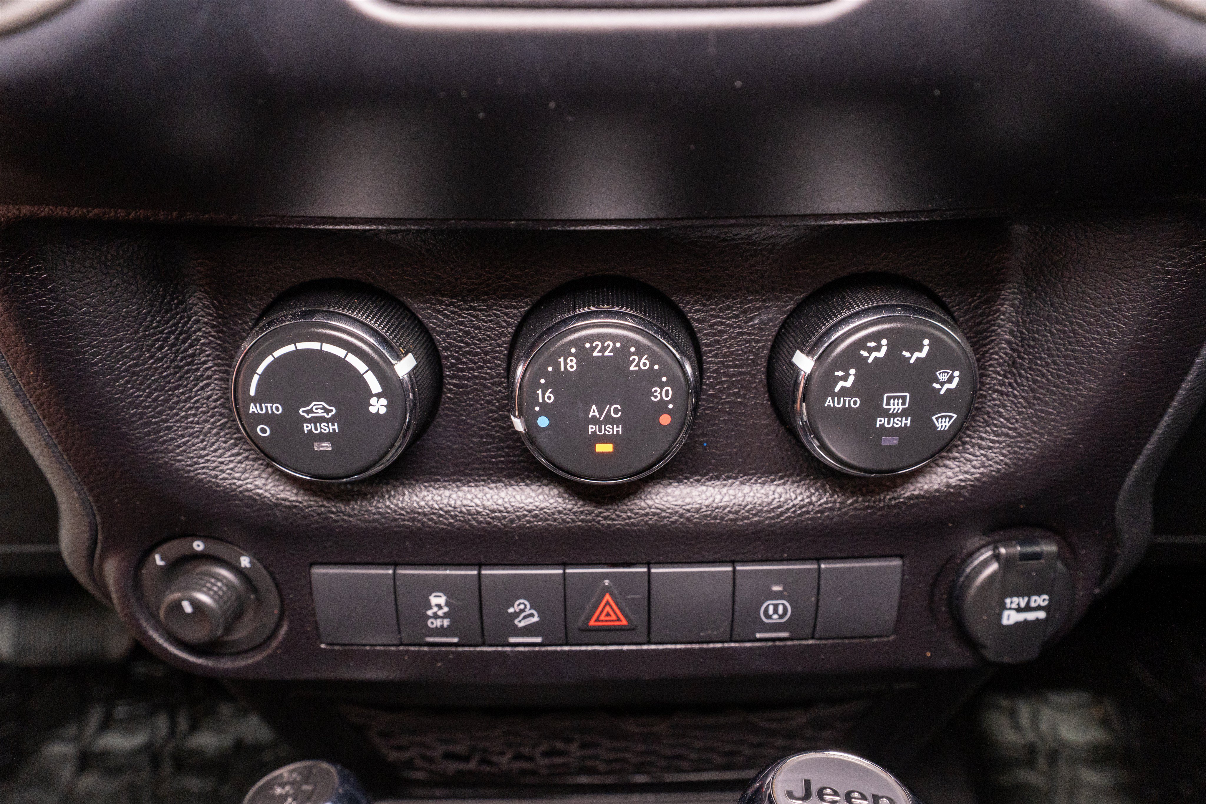 Used 2017 Jeep Wrangler Unlimited Sahara w/ Connectivity Group AWD/4WD image 19