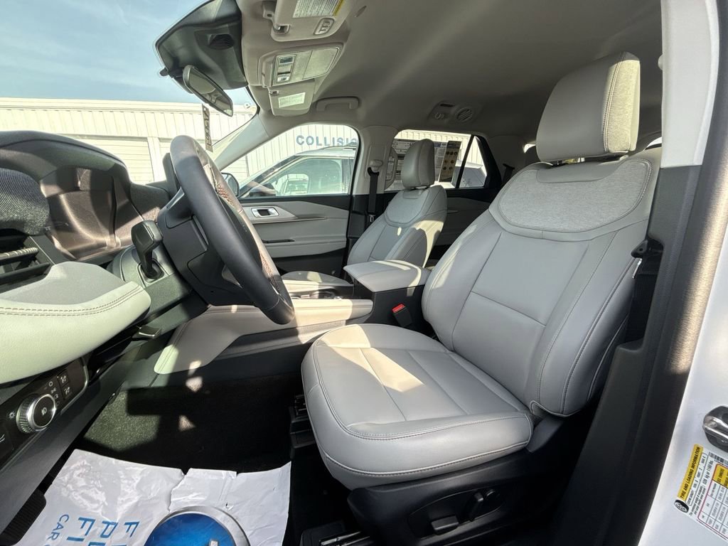 Used 2025 Ford Explorer Active w/ Active Comfort Package image 13