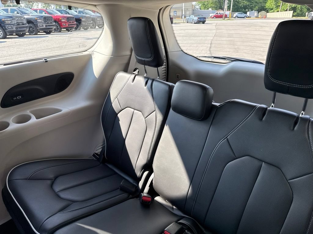 Used 2023 Chrysler Pacifica Limited AWD/4WD image 38