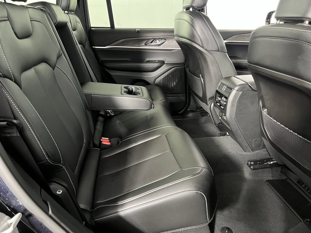 Used 2024 Jeep Grand Cherokee Limited w/ Luxury Tech Group II image 31