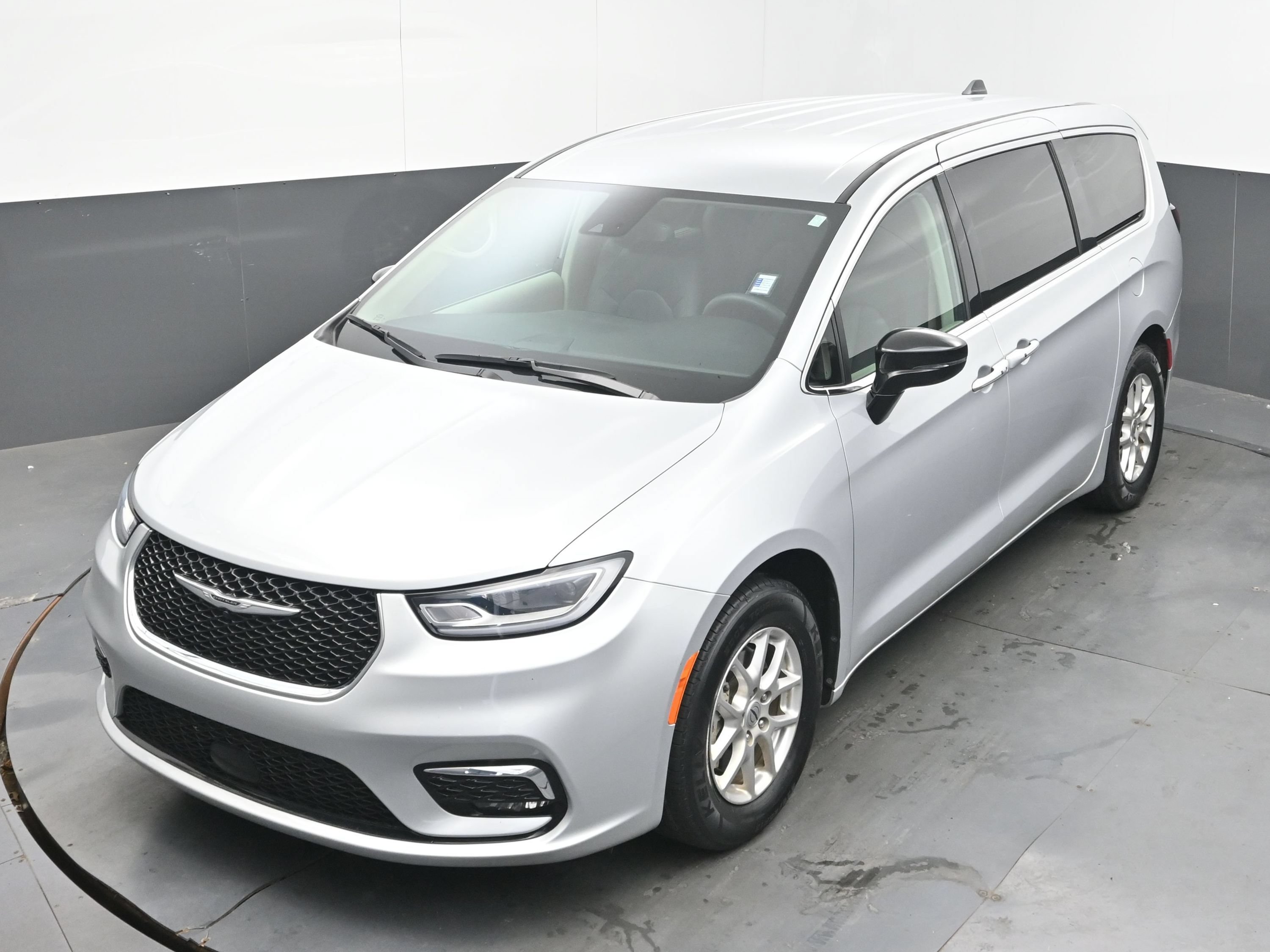 Used 2024 Chrysler Pacifica Touring-L FWD image 30