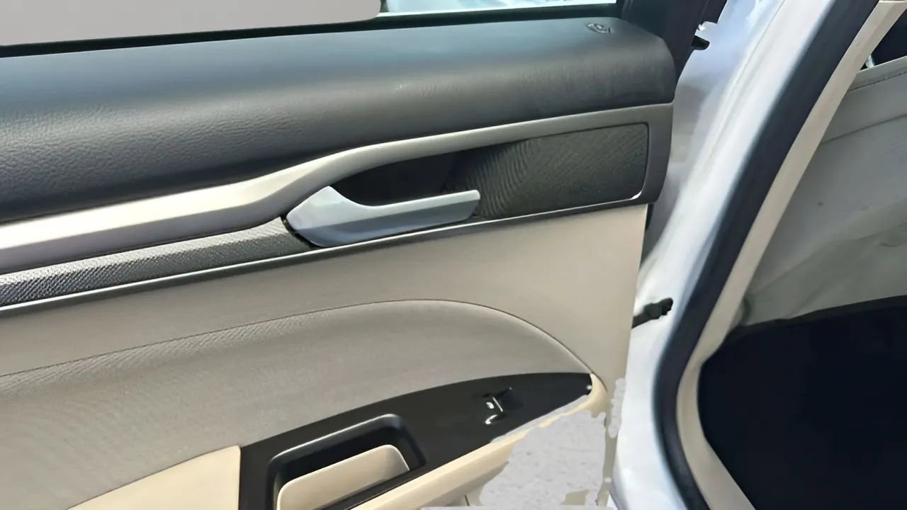 Used 2017 Ford Fusion SE FWD image 14