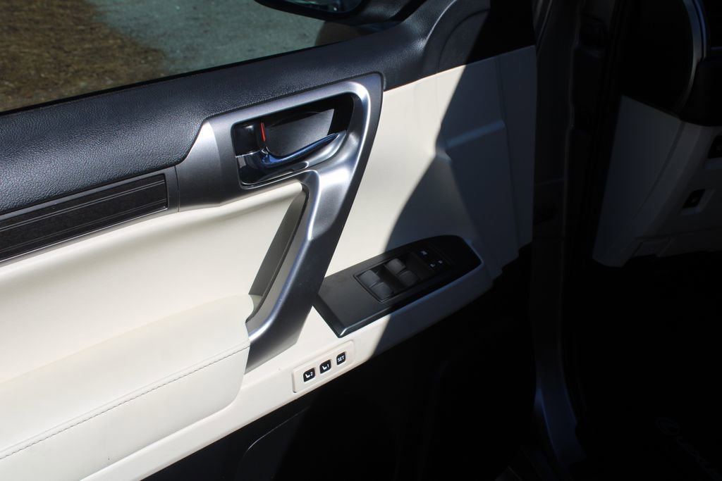 Used 2023 Lexus GX 460 Premium w/ Premium Package image 19