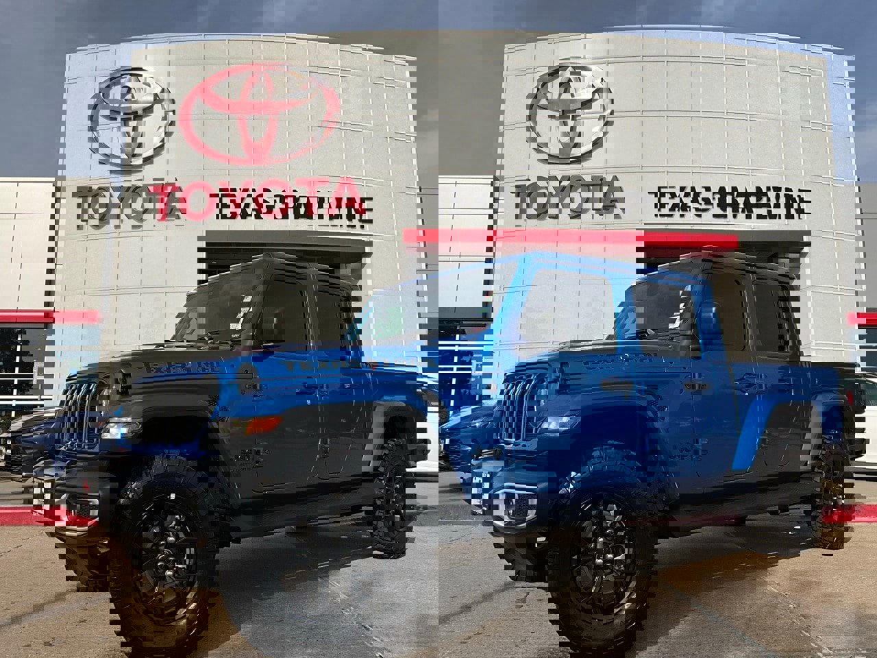 Used 2025 Jeep Gladiator Sport image 2