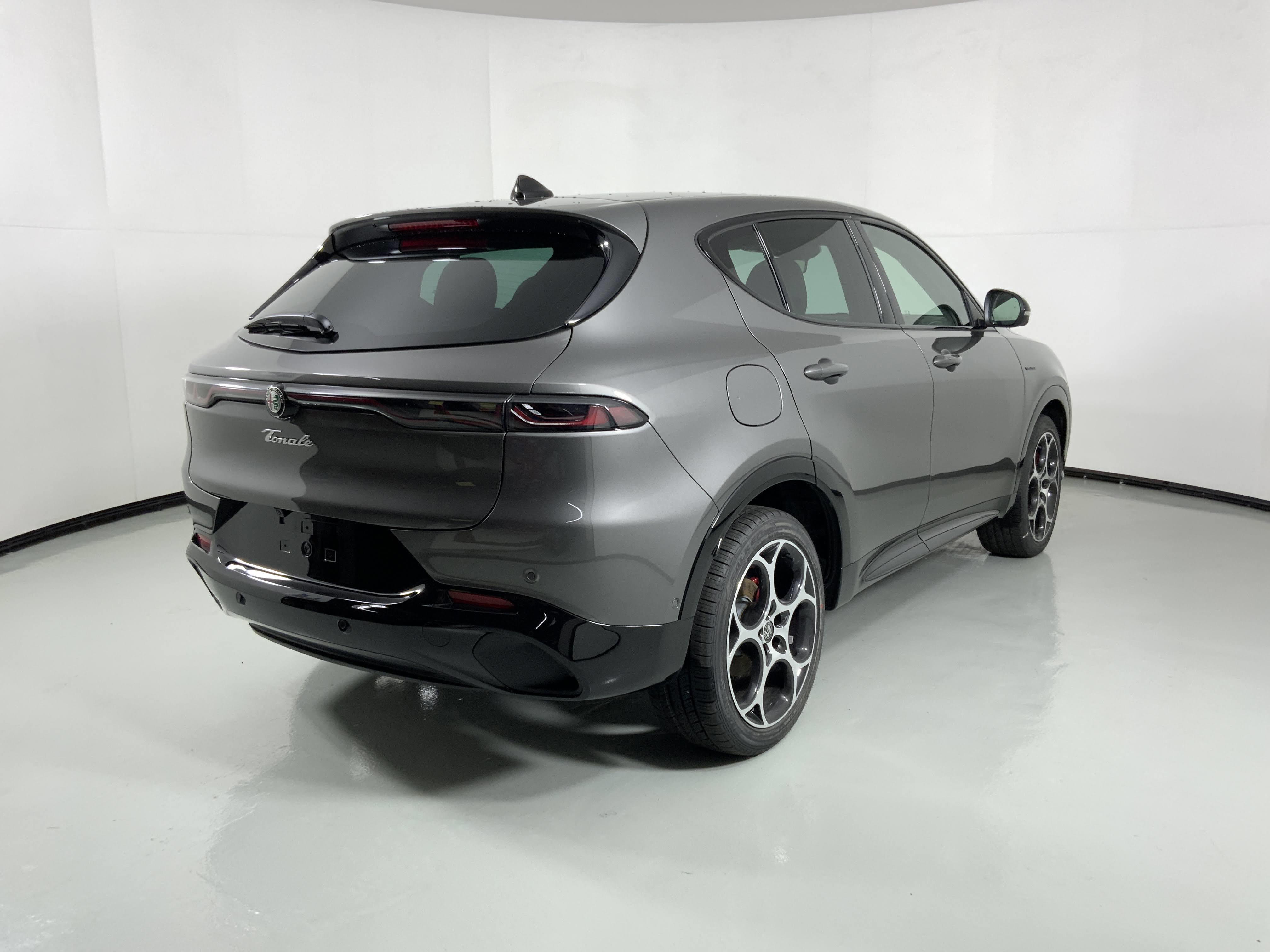 New 2025 Alfa Romeo Tonale w/ Premium Package AWD/4WD image 2