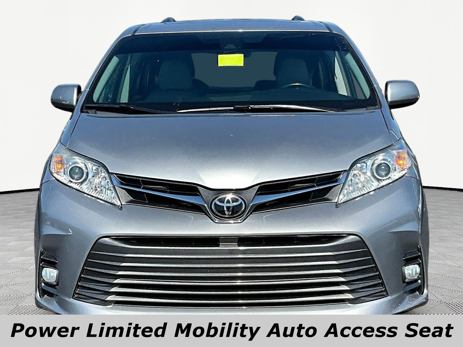 Used 2018 Toyota Sienna XLE Premium FWD image 2