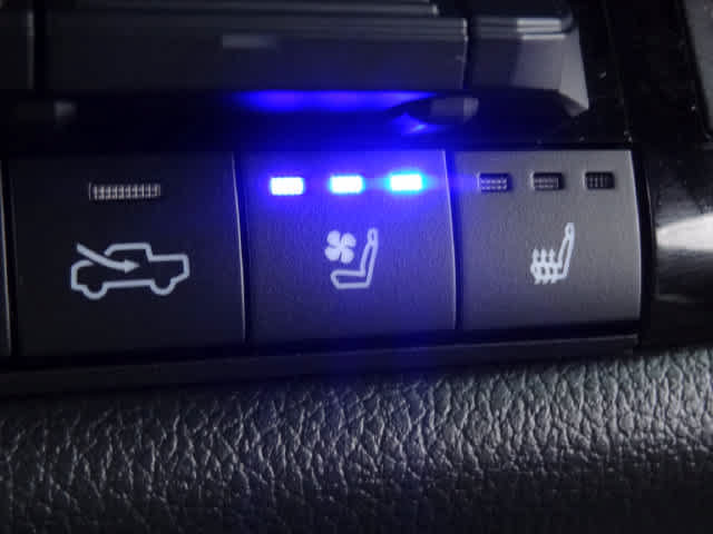 Used 2025 Toyota Tundra Limited AWD/4WD image 26