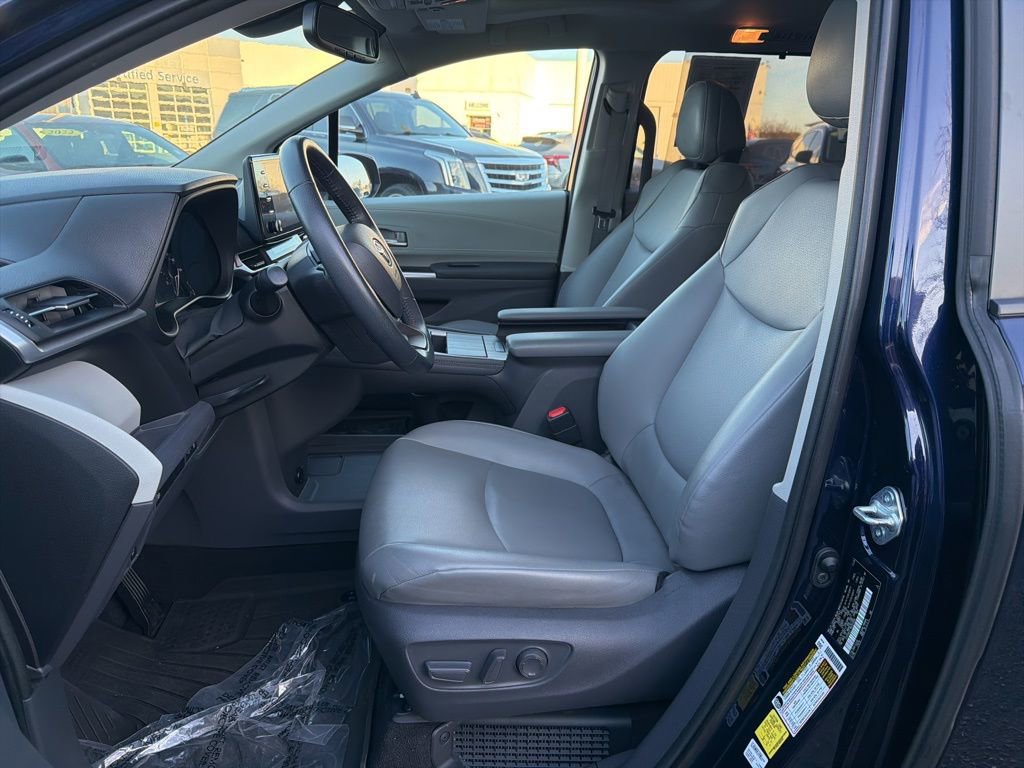 Used 2021 Toyota Sienna XLE image 13