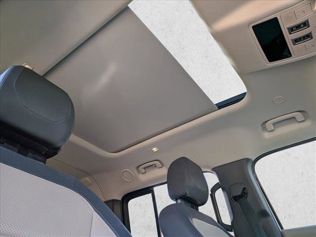 Used 2024 Land Rover Defender 130 X-Dynamic SE image 22