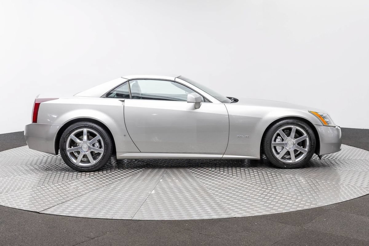 Used 2007 Cadillac XLR RWD image 10
