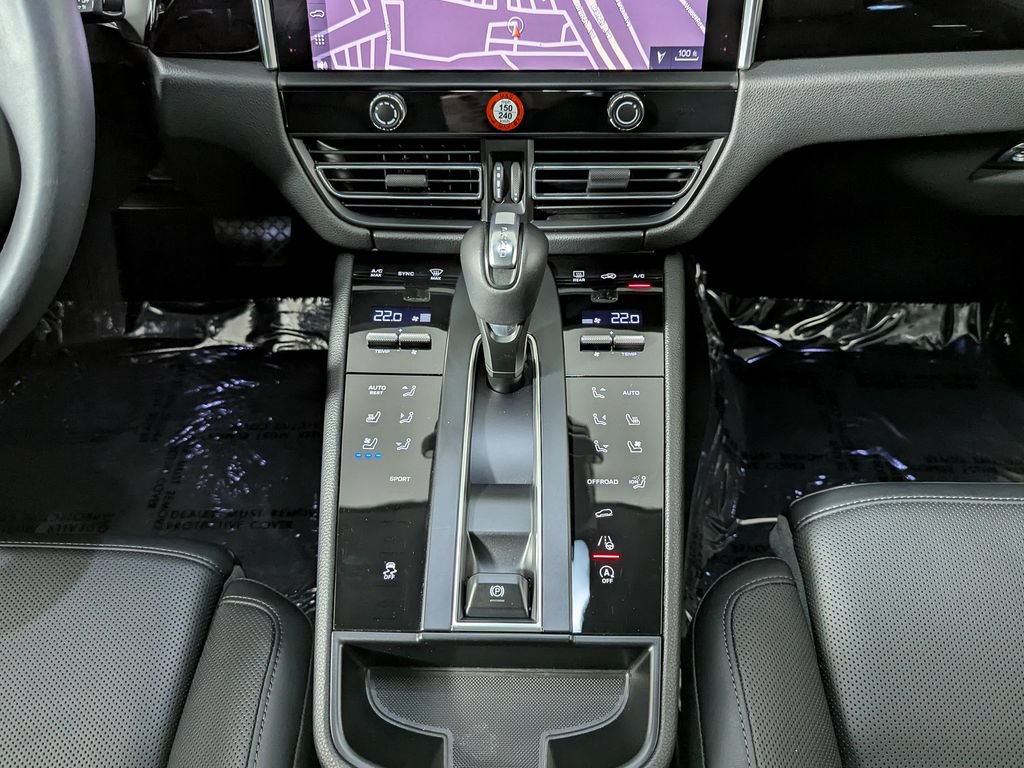 Used 2025 Porsche Macan AWD/4WD image 34