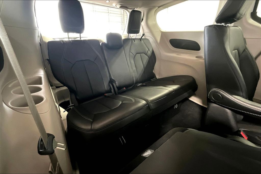 Used 2024 Chrysler Pacifica Select image 34