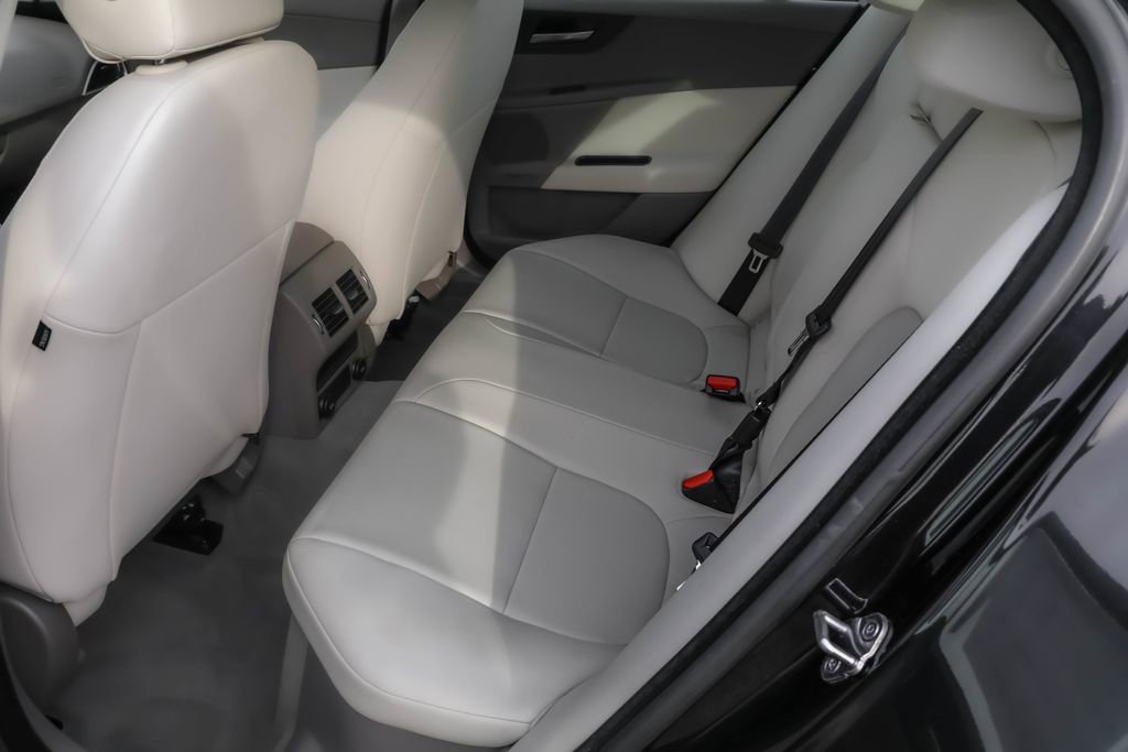 Used 2018 Jaguar XE Premium image 25
