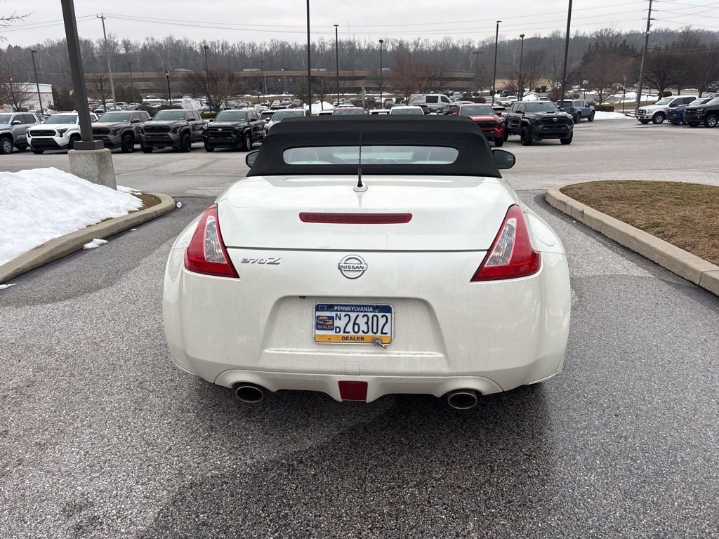 Used 2016 Nissan 370Z Touring image 3
