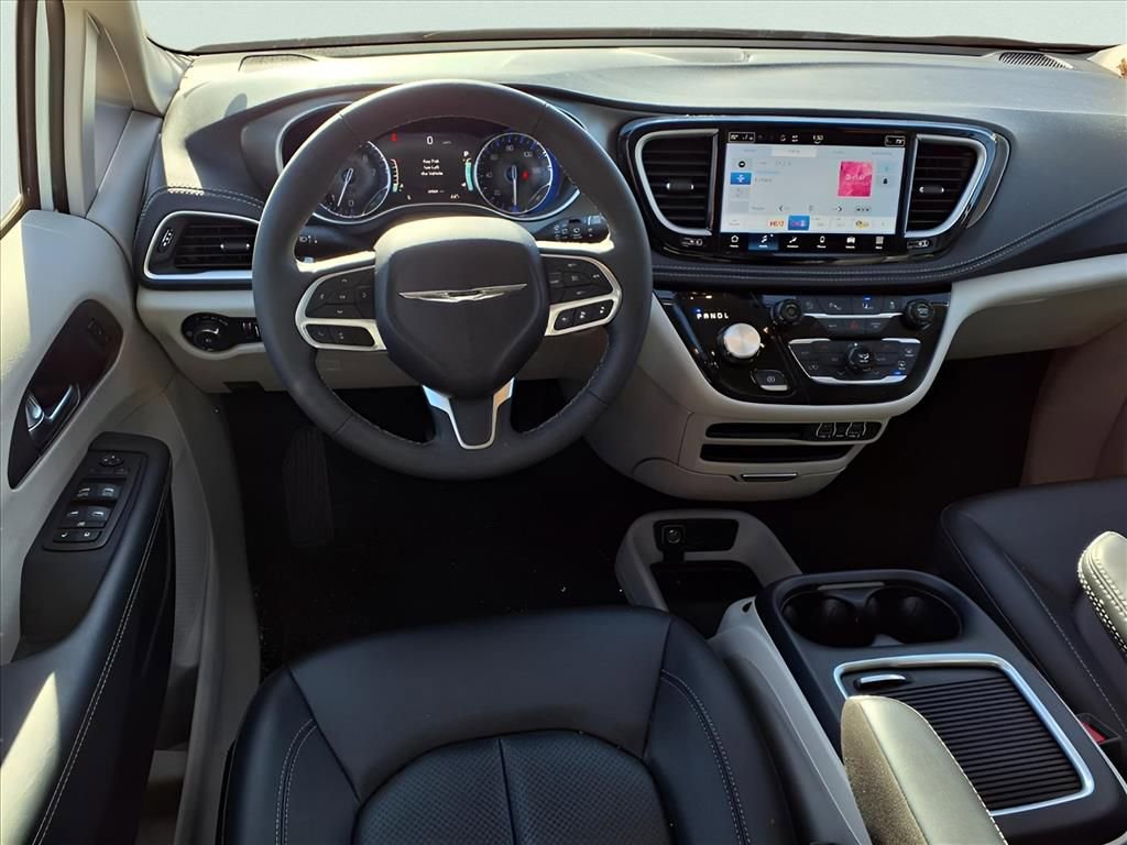 Used 2024 Chrysler Pacifica Touring-L image 9