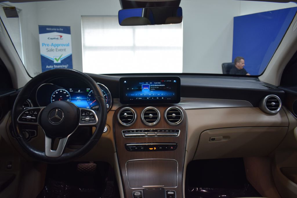 Used 2021 Mercedes-Benz GLC 300 4MATIC w/ Premium Package image 12