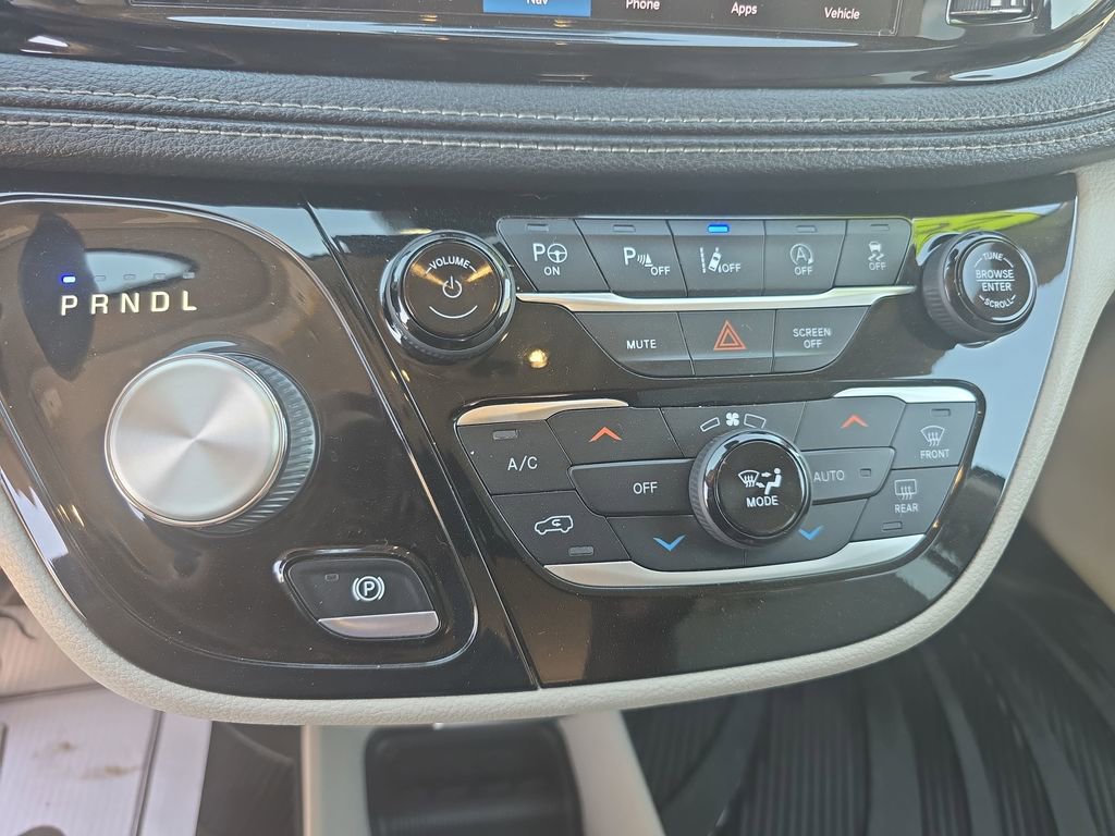 Used 2021 Chrysler Pacifica Touring-L w/ Premium & Safety Sphere Group image 17