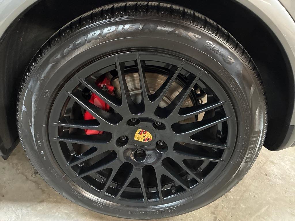 Used 2016 Porsche Cayenne Turbo image 12