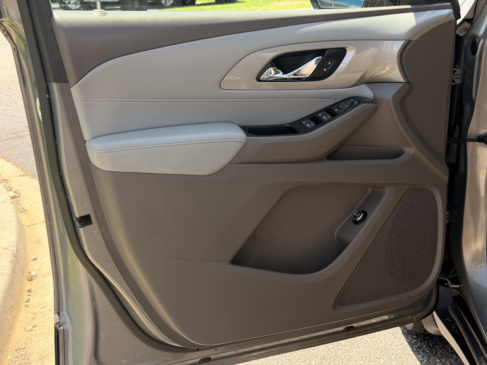 Used 2019 Chevrolet Traverse LT FWD image 16
