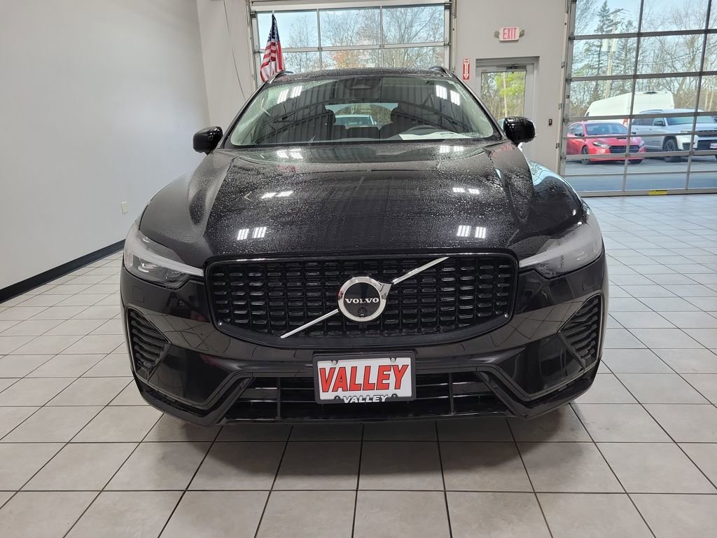 Used 2025 Volvo XC60 B5 Plus image 12