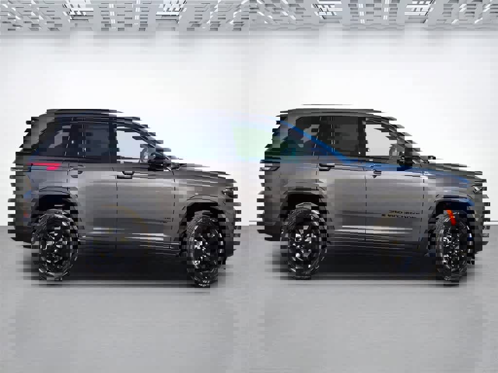 New 2025 Jeep Grand Cherokee Altitude image 7