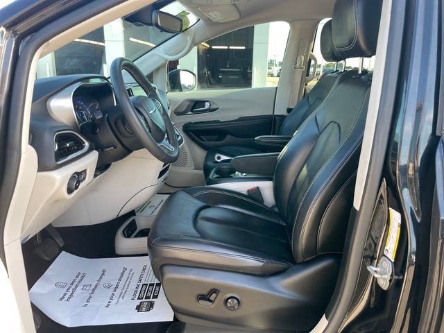 Used 2023 Chrysler Pacifica Touring-L FWD image 19