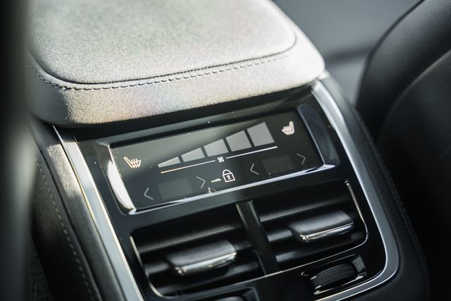 Used 2025 Volvo XC90 B6 Plus image 33