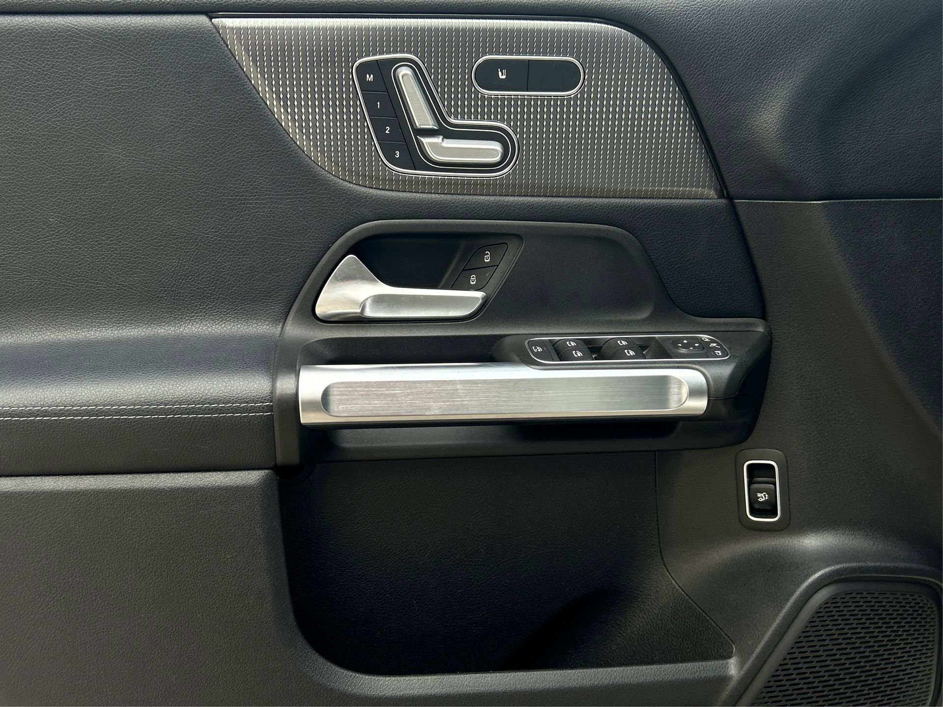 Used 2021 Mercedes-Benz GLB 250 4MATIC w/ Premium Package image 24