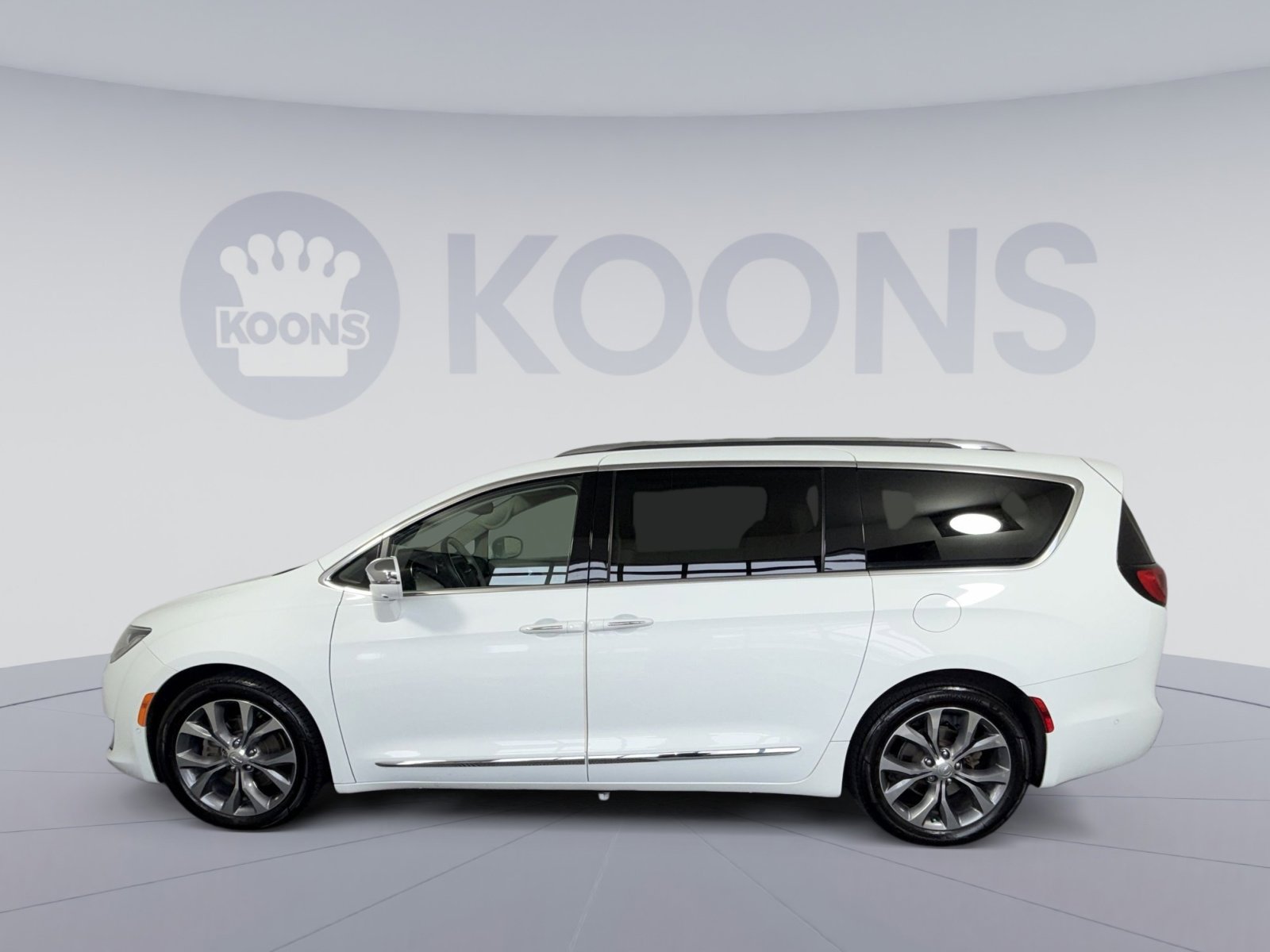 Used 2019 Chrysler Pacifica Limited w/ Tire & Wheel Group image 2