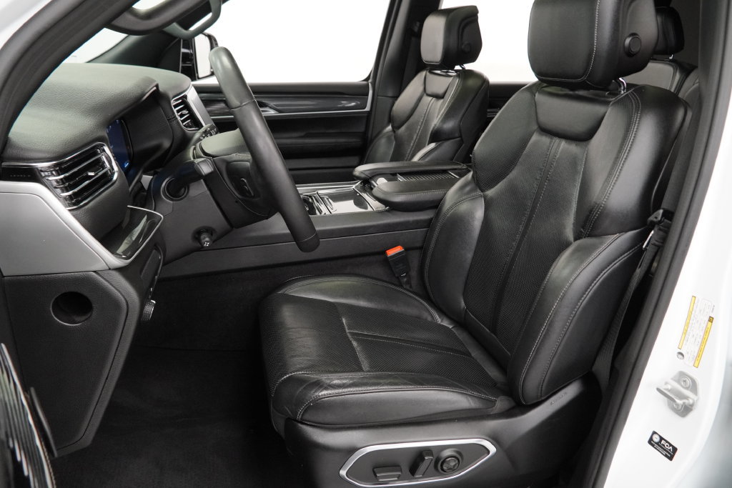 Used 2023 Jeep Wagoneer 4WD w/ Premium Group I image 3