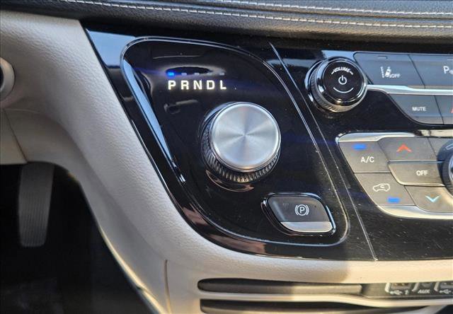 Used 2024 Chrysler Pacifica Select image 14