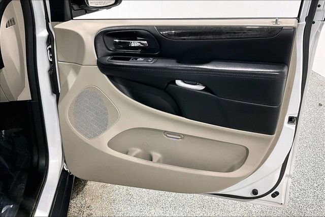 Used 2017 Dodge Grand Caravan SE w/ UConnect Hands-Free Group image 30
