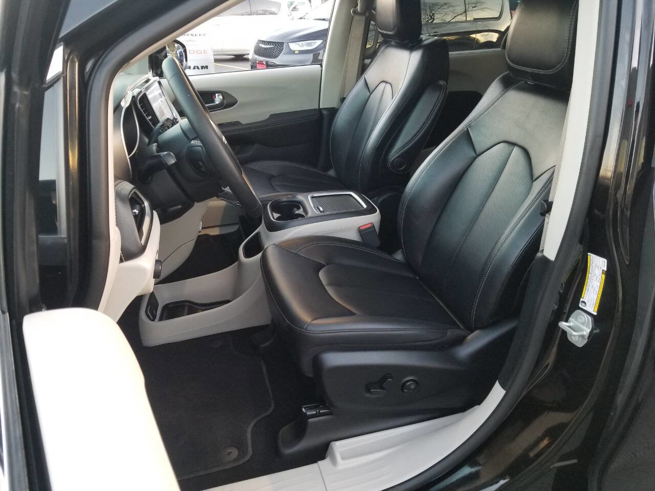 Certified 2024 Chrysler Pacifica Touring-L image 9