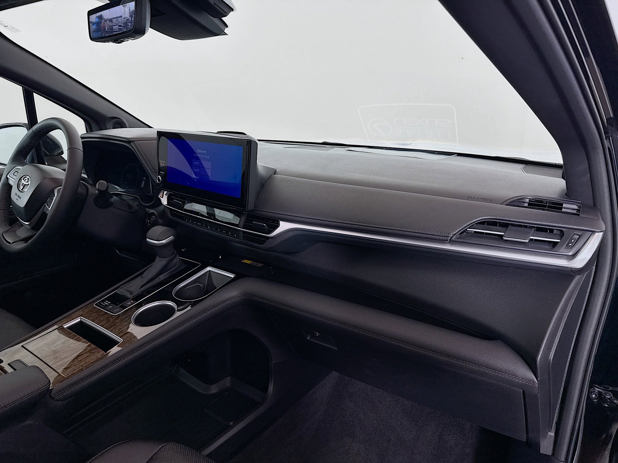 Used 2025 Toyota Sienna Platinum FWD image 28