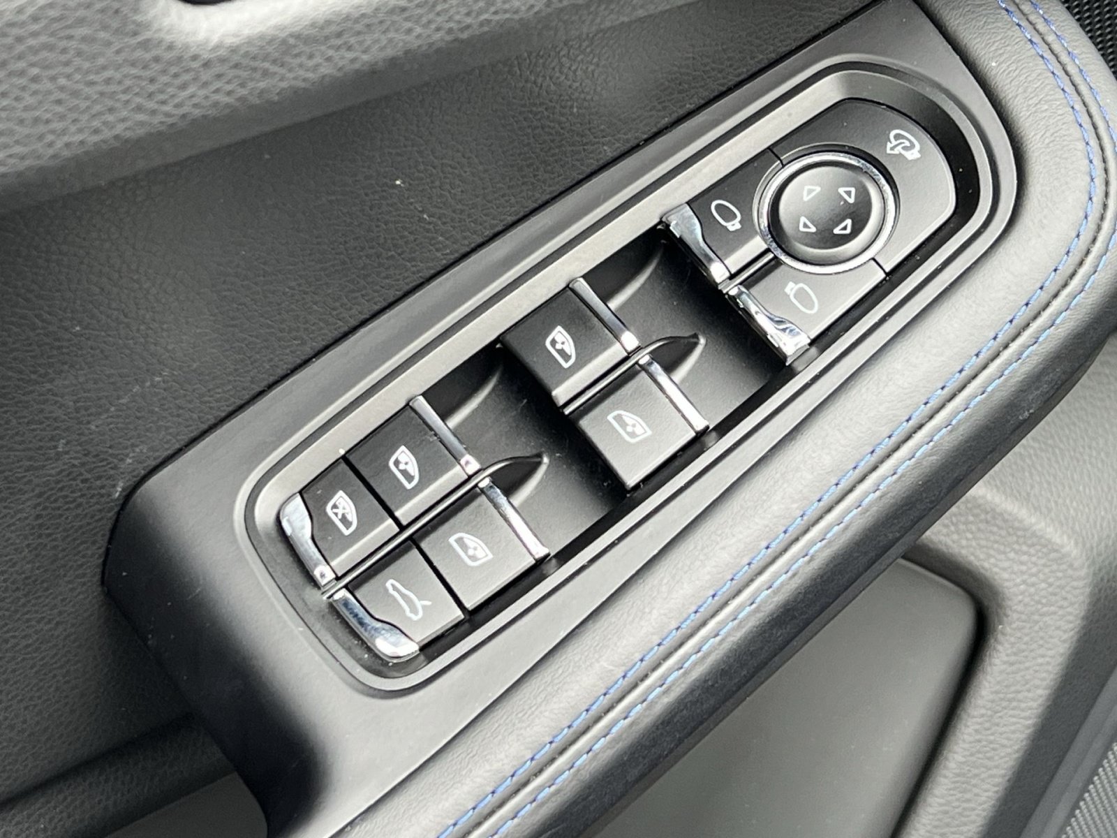 Used 2025 Porsche Macan GTS AWD/4WD image 20
