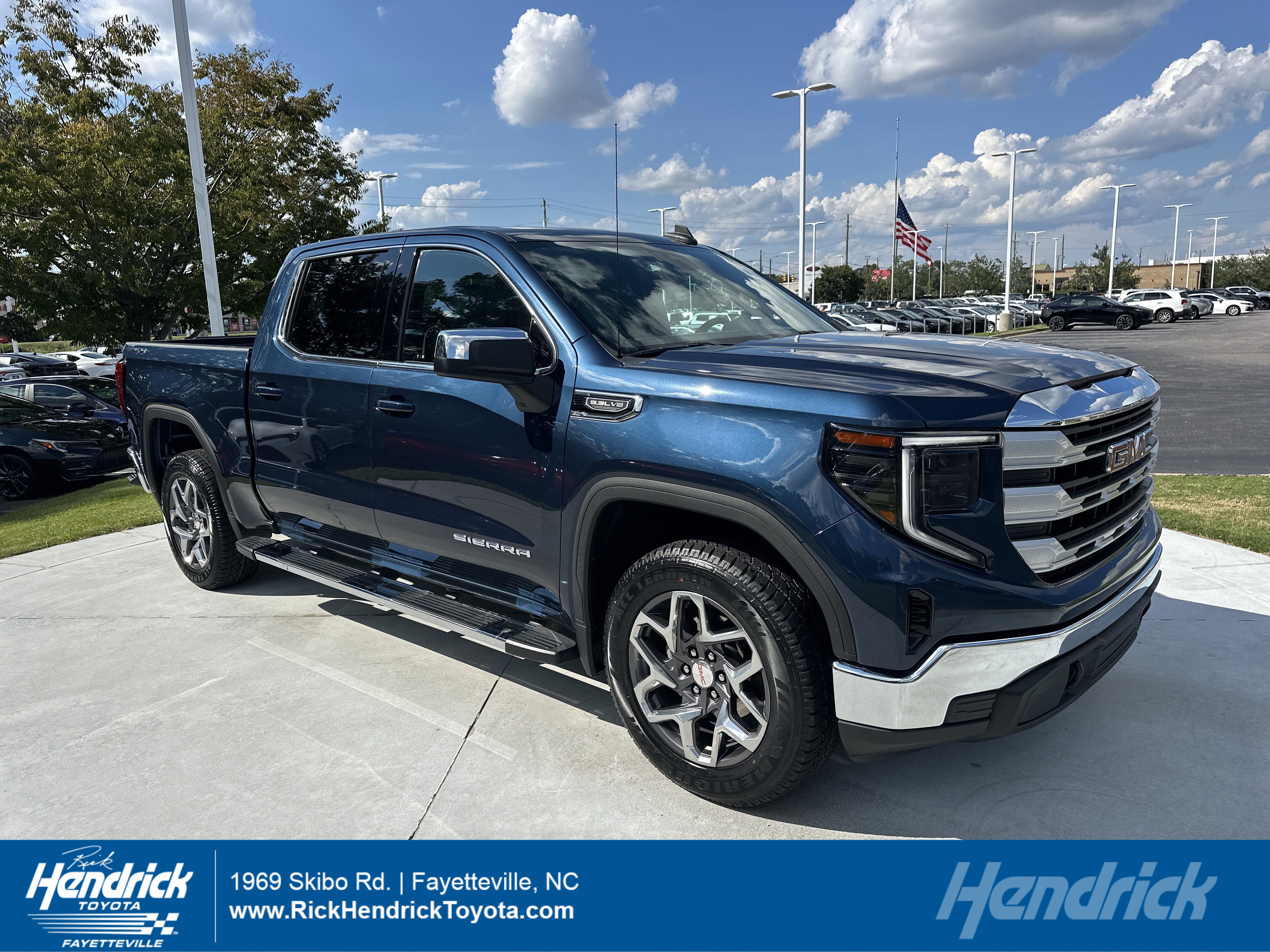 Used 2022 GMC Sierra 1500 SLE AWD/4WD image 1